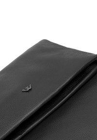 Černá kožená peněženka s texturovaným povrchem a skládacím designem. Na přední straně má malé, lesklé černé logo.