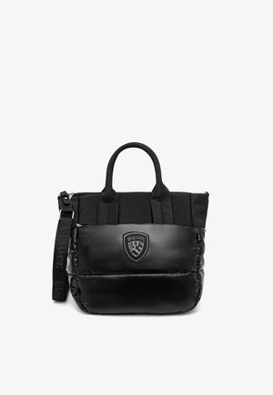 Sort tote bag lavet af stof og polstret materiale, med dobbelt håndtag, en aftagelig strop og et logo foran.
