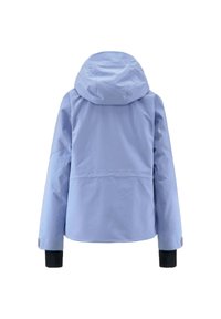 Giacca da esterno blu chiaro con cappuccio, caratterizzata da una texture liscia, maniche lunghe e polsini neri. Nessun logo visibile o dettagli in metallo.