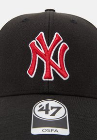 Gorra de béisbol negra con un logo bordado en rojo y blanco de "NY" en la parte frontal, con una etiqueta de tamaño que dice "47" y "OSFA" en el lateral.