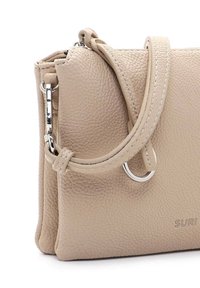 Borsa a mano in pelle beige con superficie testurizzata. Caratterizzata da una tracolla removibile e dettagli hardware in argento. Design compatto e rettangolare.