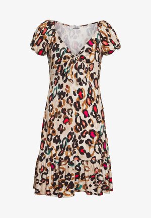Robe courte à imprimé léopard avec manches bouffantes, col en V et détail de nœud devant, avec des taches multicolores sur un tissu beige et un ourlet volanté.