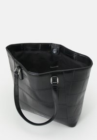 Sac fourre-tout noir avec un motif de crocodile texturé, accents en métal argenté et deux poignées solides. Ouvert sur le dessus avec un intérieur non doublé.