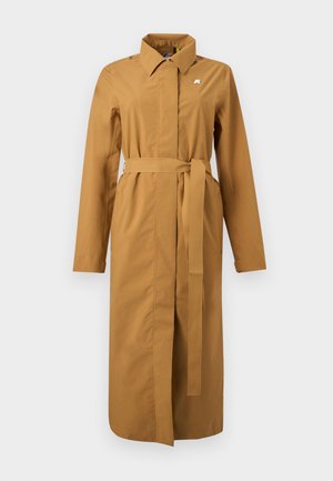 Langer trenchcoat in Kamelbraun mit Kragen, langen Ärmeln, tailliertem Gürtel und verdeckten vorderen Knöpfen vor schlichtem Hintergrund.