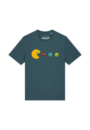 Dunkelgrünes T-Shirt mit einem gelben Pac-Man-Charakter, der drei bunte runde Gesichter mit unterschiedlichen Emotionen auf der Brust verfolgt.