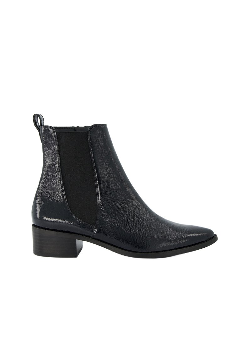 Schwarze Chelsea-Stiefel mit glänzender Oberfläche, elastischen Seiteneinsätzen, spitzem Zehenbereich und niedrigem Blockabsatz. Strukturierte Oberflächendetails sichtbar.