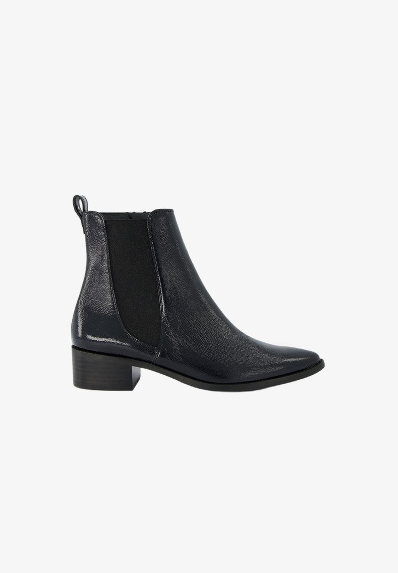 Schwarze Chelsea-Stiefel mit glänzender Oberfläche, elastischen Seiteneinsätzen, spitzem Zehenbereich und niedrigem Blockabsatz. Strukturierte Oberflächendetails sichtbar.