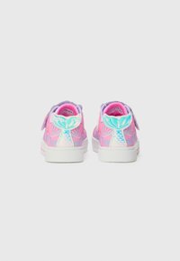 Baksidevisning av fargerike joggesko med holografiske sjøhestehalefunksjoner, en gradient pastelldesign og en hvit gummisåle.