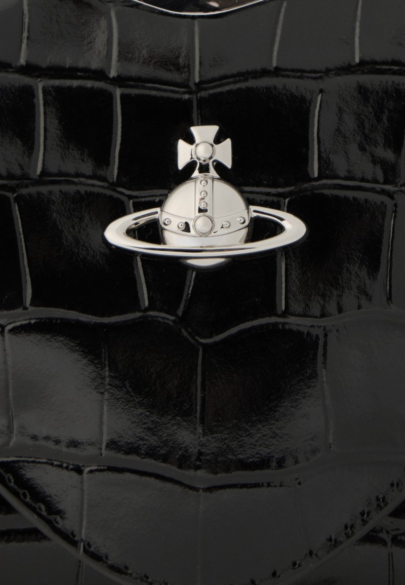 Schwarze Handtasche aus Lackleder mit strukturiertem Krokodilmuster. Silberne Metallbeschläge mit kugelförmigem Design und Ringakzent.