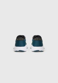 Des chaussures de course vert d'eau avec un dessus texturé, une semelle blanche et des accents noirs. La vue arrière montre le logo et un collier rembourré pour plus de confort.