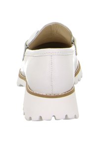 Zapato de piel sintética blanca con punta redondeada, suela de goma robusta y costuras visibles a lo largo del borde. Diseño sencillo con un hardware mínimo.