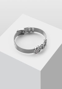Bracciale in rete d'argento con una banda liscia, chiusura a scatto e dettagli decorativi tra cui ciondoli sagomati e strass incastonati.