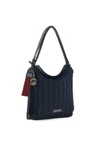 Bolso de mano azul oscuro hecho de tela texturizada con acanalado vertical, una correa única y una placa con el logo. Presenta una etiqueta a rayas en rojo y azul.
