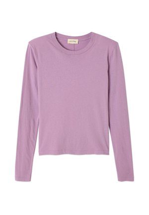 Langärmeliges T-Shirt in hellem Lavendel, aus weicher Baumwolle. Hat einen runden Halsausschnitt und ein körperbetontes Design mit dezenten Nahtdetails.