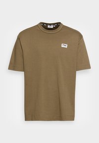 T-shirt vert olive à manches courtes en coton, avec un col rond et un patch du logo Fila sur la poitrine gauche avec une bordure contrastante.