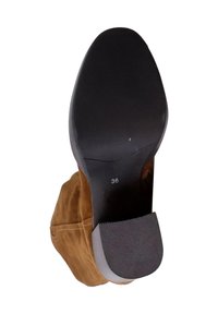 Semelle de chaussure en cuir marron avec une forme courbée, dotée d'un talon en caoutchouc noir lisse et d'une section de grip texturée. Marquages de taille visibles.