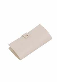 Helles beiges Lederportemonnaie mit glatter Texture, runder Form, Druckverschluss und geprägtem Logo auf der Vorderseite.