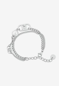 Brățară din lanț argintiu cu trei lanțuri interconectate, o perlă mare albă și două accente metalice cu marcă. Închizătoare reglabilă cu detaliu de talisman.