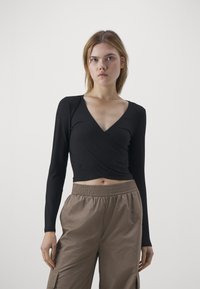 Hollister Co. LONG SLEEVE FLAT SEAMLESS WRAP TOP - Ilgarankovis viršutinės dalies drabužis - CASUAL BLACK