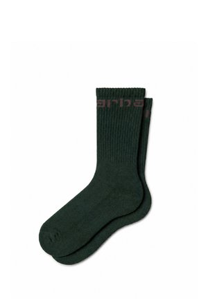 Calcetines cortos acanalados de color verde oscuro con letras sutiles cerca del puño superior, mostrados extendidos y apilados sobre un fondo blanco.
