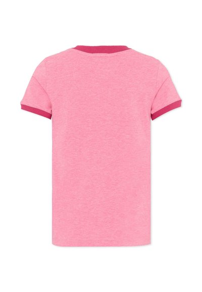 Jednokolorowy jasnoróżowy T-shirt z krótkim rękawem, z ciemnoróżowym prążkowanym kołnierzem i mankietami rękawów, widoczny od tyłu.