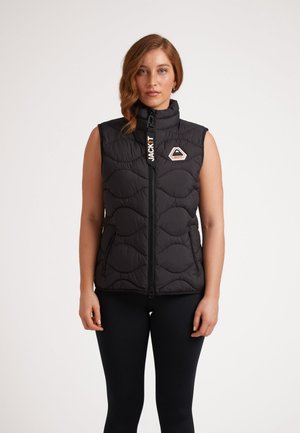 Sort puffervest med høj krave, kviltet mønster, frontlynlås og to sidelommer. Har et logo badge på brystet.