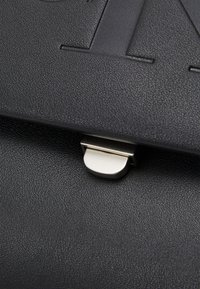 Calvin Klein Jeans SCULPTED FLAP - Torba preko tijela - fashion black