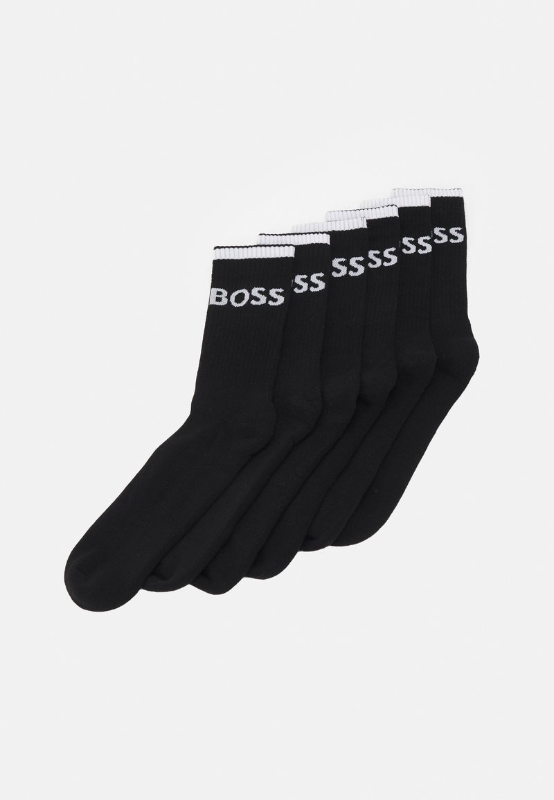 Calcetines de algodón negros, de longitud crew, con puños acanalados y el logotipo en blanco "BOSS" en la parte frontal, organizados en una pila de seis pares.