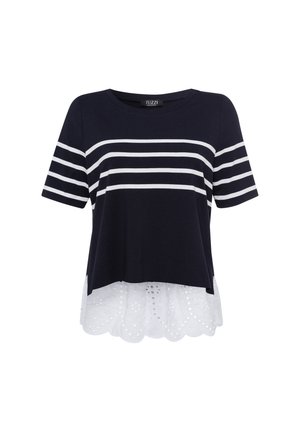 Marineblauw T-shirt met korte mouwen met witte horizontale strepen, voorzien van een witte oogjeskant zoom met geschulpte randen. Merklabel zichtbaar.