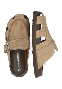 Tan-farbene Wildlederschuhe mit seitlichen Aussparungen, einem Riemen mit einer Metallschnalle und einer langlebigen braunen Gummisohle. Hat ein glattes Innenfutter.