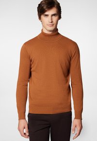Brązowy sweter z golfem wykonany z miękkiej dzianiny, z długimi rękawami i prążkowanymi detalami przy kołnierzu i dolnym wykończeniu. Prosty, dopasowany krój.