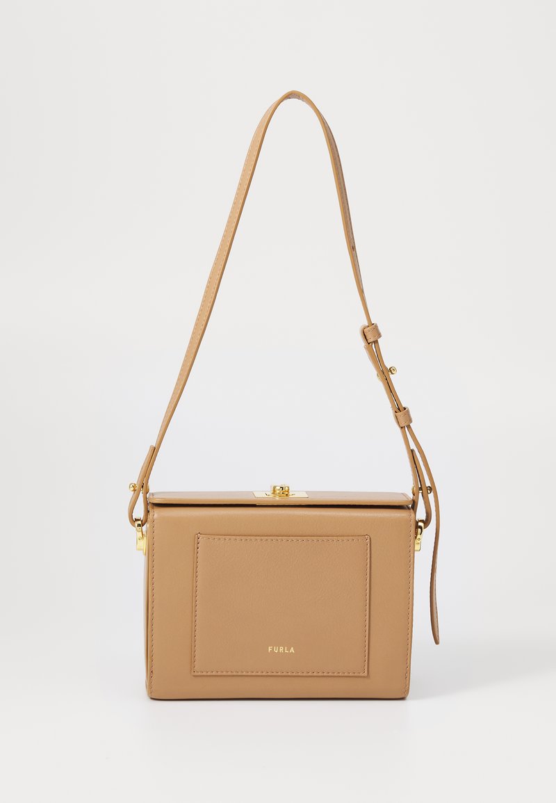 Bruine leren handtas met een gestructureerd ontwerp, gouden hardware en een voorvak. Voorzien van een lange verstelbare schouderband voor crossbody gebruik.