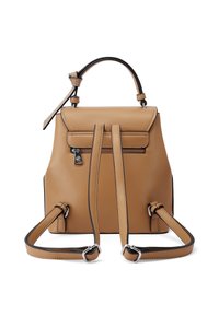 Zaino in pelle color cuoio con manico superiore, spallacci regolabili, tasca frontale con zip e contrasti neri lungo i bordi.