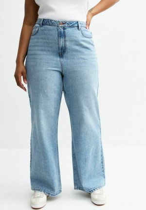 Jean large bleu clair en denim avec taille haute, dotée de cinq poches et d'une fermeture à bouton. Légère décoloration et détails de couture.