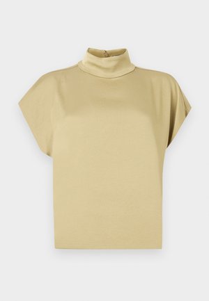 Bluză bej cu mâneci scurte, cu guler înalt și închidere cu nasturi în partea din spate a gulerului.