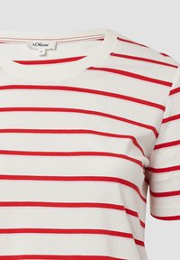Witte t-shirt met korte mouwen, voorzien van rode horizontale strepen, ronde halslijn en gestikte details bij de kraag. Zachte katoen stof.