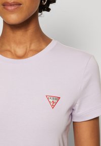 Guess MINI TRIANGLE TEE - T-shirt basic - new light lilac