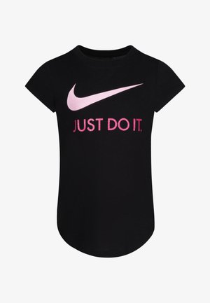 Czarna bawełniana koszulka z krótkim rękawem, z dużym różowym logo Nike w kształcie łyżwy oraz napisem "JUST DO IT." w pogrubionych różowych literach.