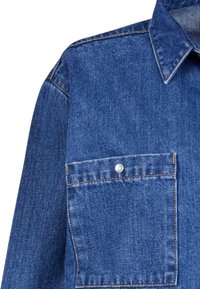 Denim overhemd in middenblauw met een puntkraag, enkele borstzak en drukknoopsluiting. Bevat subtiele stiksels en heeft een klassieke pasvorm.