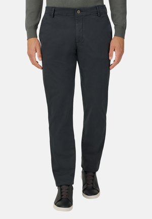 Pantaloni slim-fit grigio scuro in morbido misto cotone, con chiusura a bottone e dettagli sulle tasche, abbinati a sneaker nere.