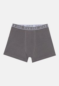 Graue Boxershorts aus weichem Stoff, mit einem grauen Bund, der mit "PIER ONE" Branding sowie einer Vordernaht versehen ist.