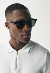 Next WAYFARER POLARISED - REGULAR FIT - Occhiali da sole - brown