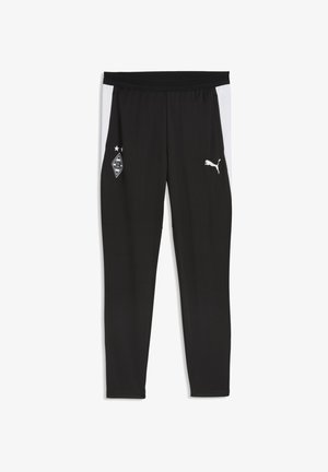 Czarne spodnie sportowe z białymi paskami po bokach, z logo drużyny sportowej na lewym udzie oraz logo Puma na prawym udzie.