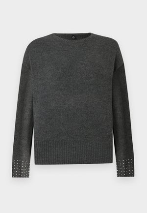 Grå strikket sweater med rund hals, lange ærmer, ribbet kant og pyntede manchetter med sølvnitter for ekstra detaljer.