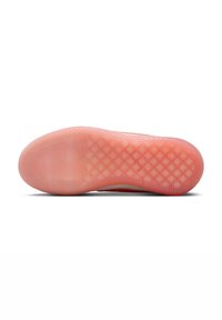 Semelle en caoutchouc avec une finition rose translucide, arborant un design texturé et décoré pour l'adhérence et la flexibilité.