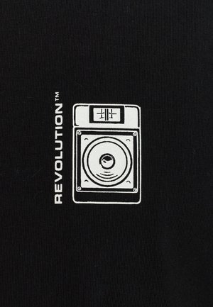 Tela negra con un gráfico blanco de un altavoz con acentos circulares y la palabra "REVOLUTION™" en el lado izquierdo.