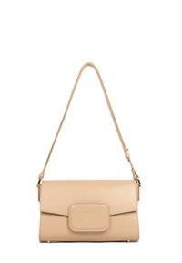 Beige leren handtas met een rechthoekige vorm, afneembare schouderriem, magnetische klepsluiting en een gouden logoaccent. Gladde textuur.