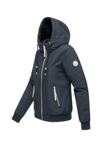 Tumši zili ziemas jaka ar kapuci, ar rāvējslēdzēju priekšpusē, divām kabatām ar rāvējslēdzējiem sānos un ribotām aprocēm. Gluda virsma ar mīkstu oderi.