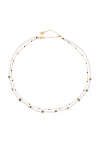 Collier en perles dorées avec des perles blanches, de petites perles noires et des accents dorés avec lettres. Conception à deux brins avec un fermoir ajustable.