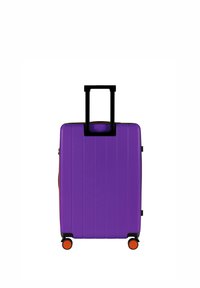 Hartschalenkoffer in Lila mit vertikalen Rillen, schwarzem Teleskopgriff und vier orangefarbenen Rollen für Mobilität.